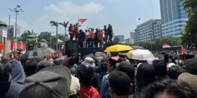 massa-aksi-di-depan-gedung-dpr-protes-revisi-uu-pilkada.jpg